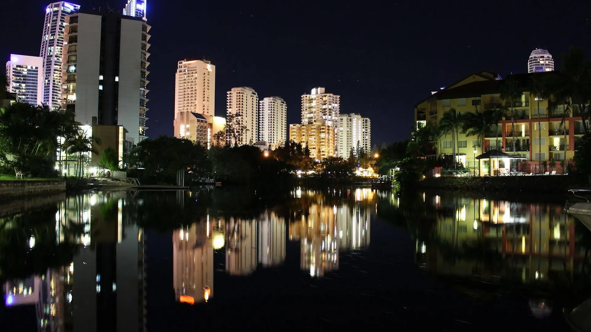 Aparthotel Surfers Riverside Gold Coast